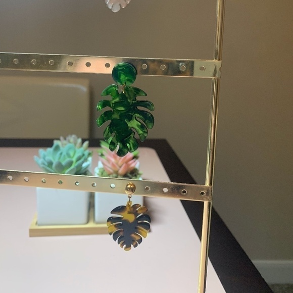 SALE💚 any 3 for $18 💚
 Leaf Tortoise Acrylic Statement Earrings - Picture 6 of 6